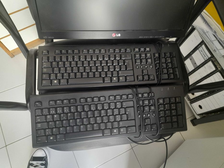 Móvel de escritório, Mesa redonda de reuniões, Cadeira de escritório