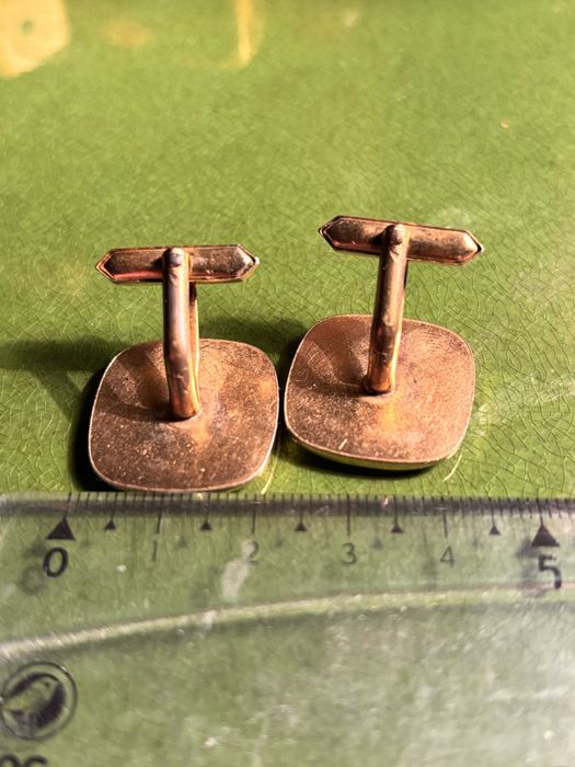 Zabytkowe spinki do mankietów z wizerunkiem cesarzowej Marii Teresy.