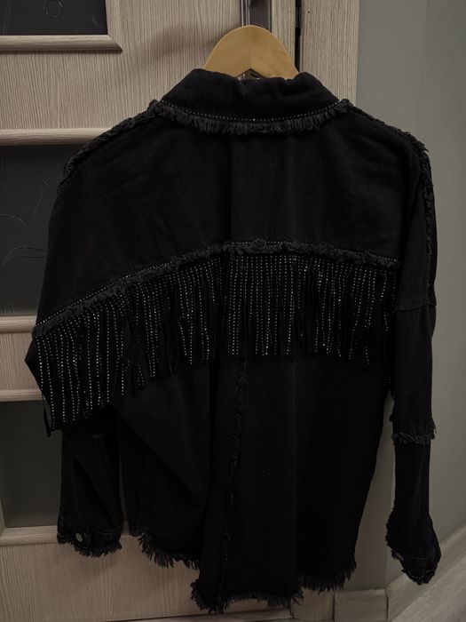 Жіноча джинсова сорочка-куртка з бахромою