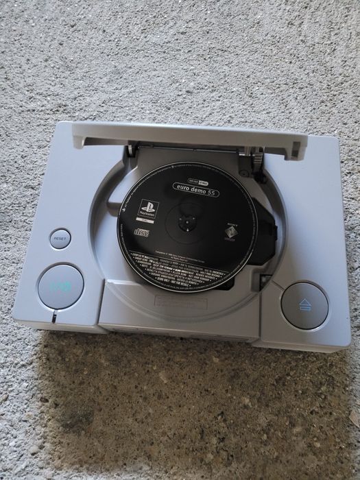Playstation 1 com dois comandos