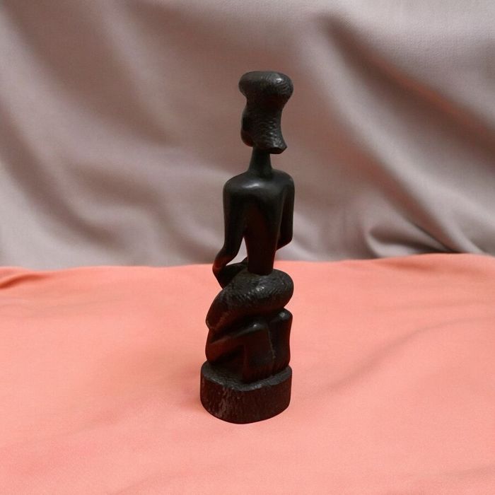 Escultura de Arte Africana em Pau Preto- Figura Feminina