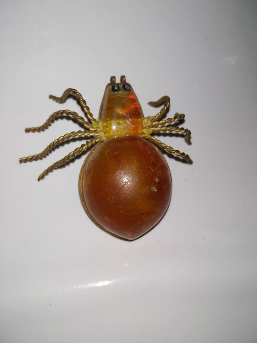 Брошь Паук из янтаря