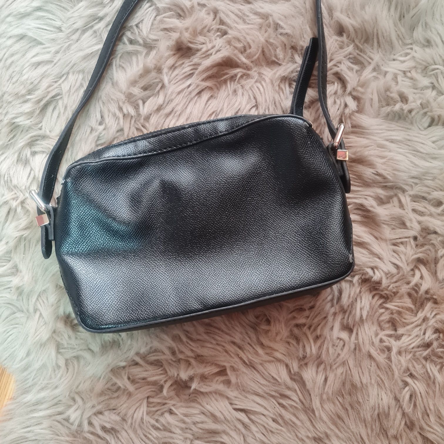 Guess mała czarna torebka listonoszka 21x14 cm złote elementy ale posi