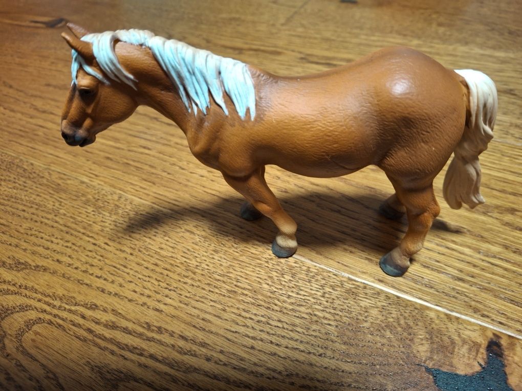 Koń klacz figurka