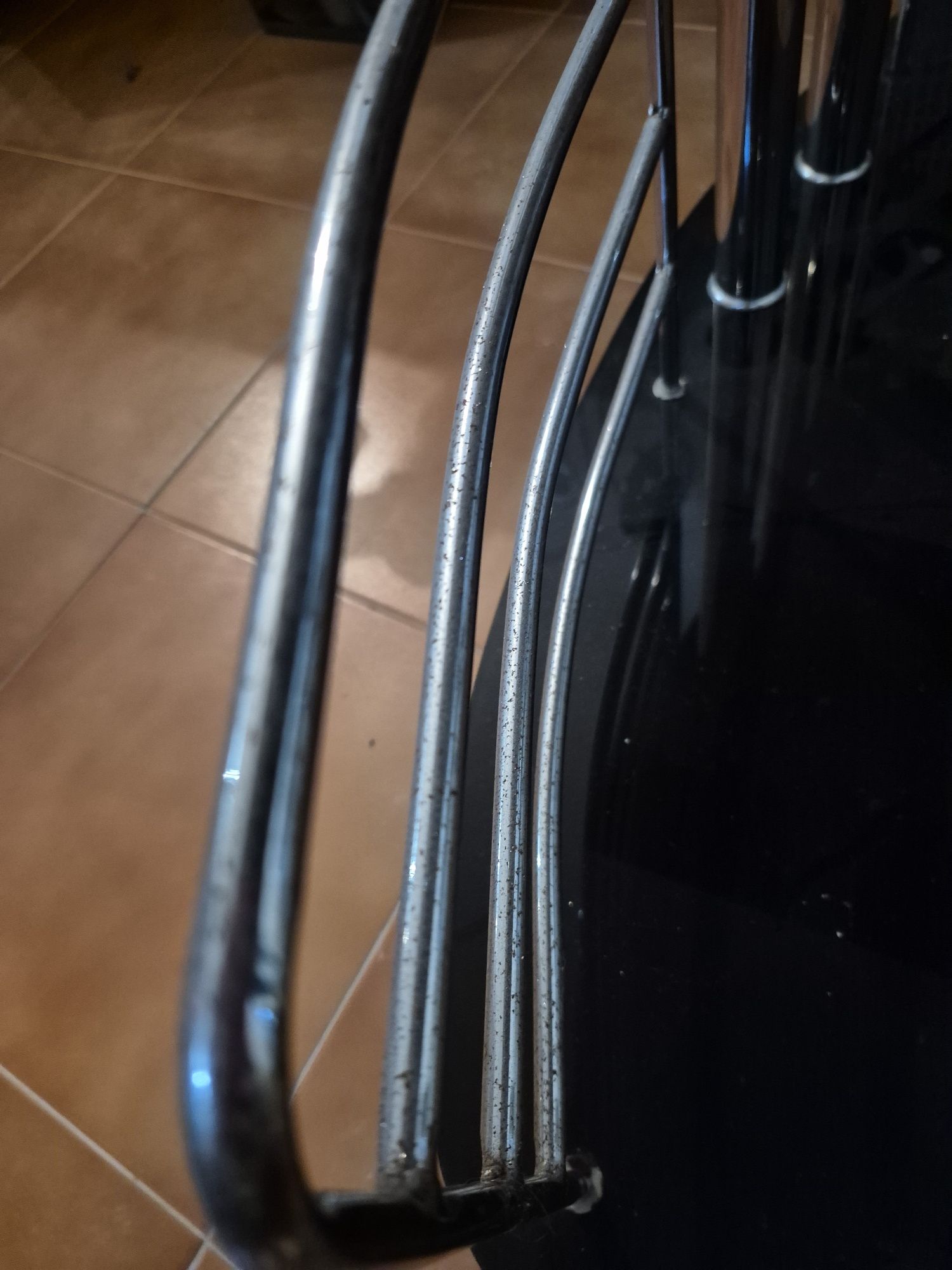 Bar em vidro e metal