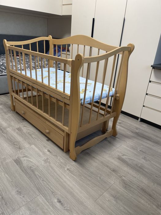 Дитяче ліжечко з матрацом