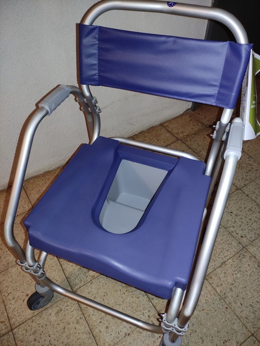Cadeira de Banho Sanitária com Rodas Pacific