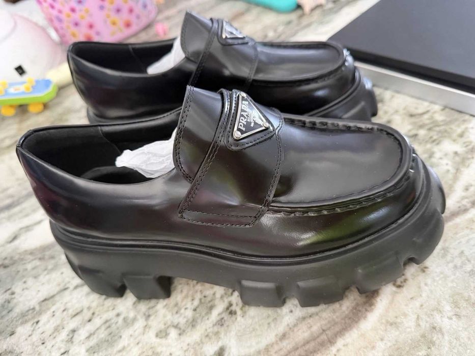 Prada Monolith com logo triangular, tamanho 38–39