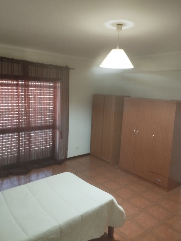 Quartos estudantes feminino junto macdonald