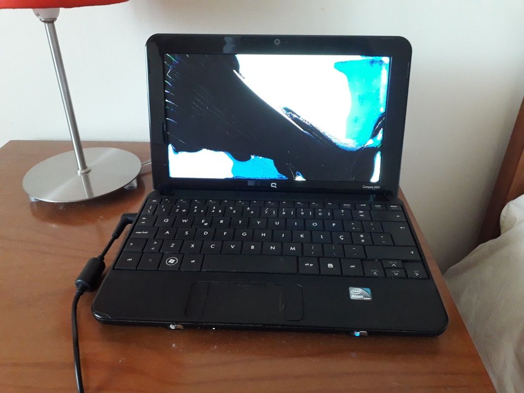 Portátil HP Compaq mini 110 com ecrã partido