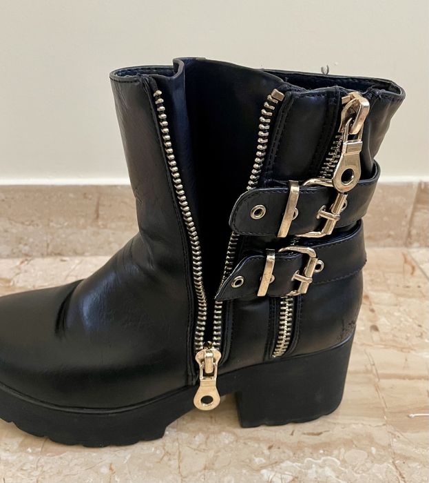 Botas pretas e douradas com salto (tamanho 40)