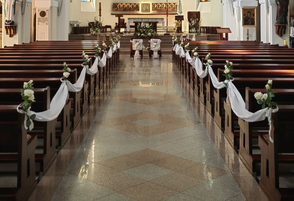 Dekoracje kościoła - na uroczystość ślubu