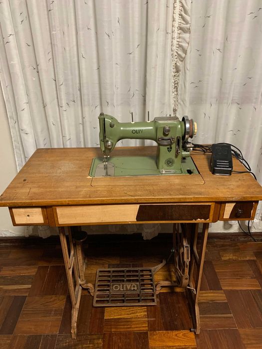 Maquina de costura Oliva CL.50  com pedal ligado à tomada.