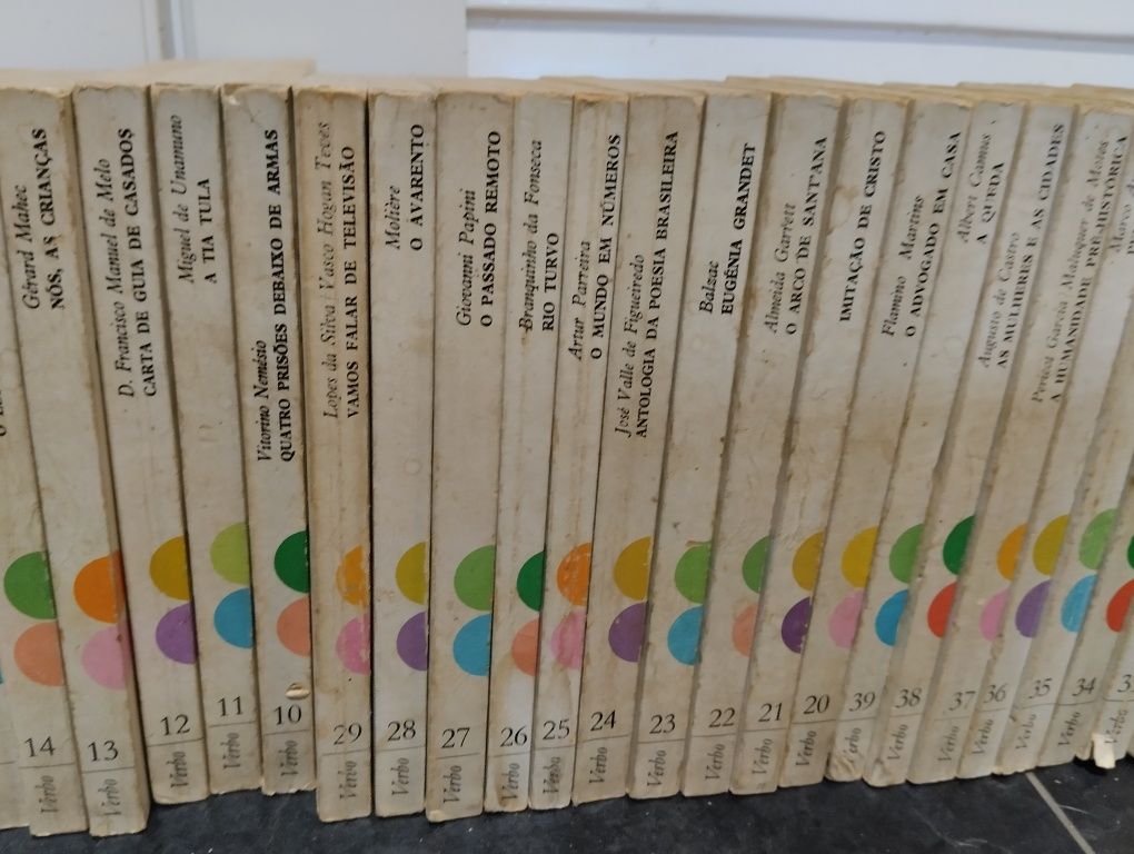 Coleção de livros publicados pela RTP