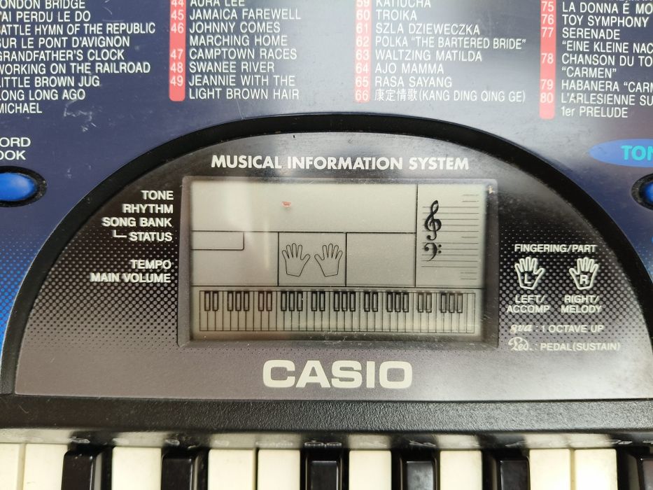 Piano  Casio com várias funções.