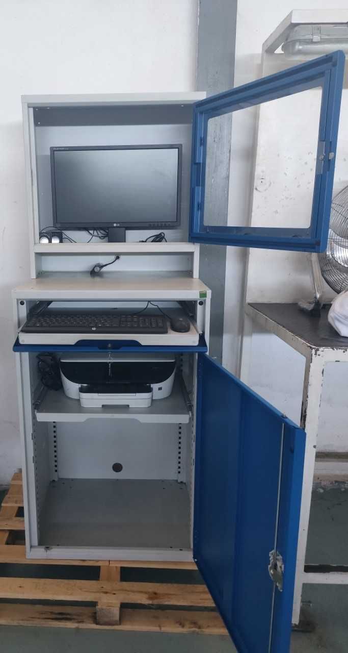 Posto de trabalho para PC metálico com chaves