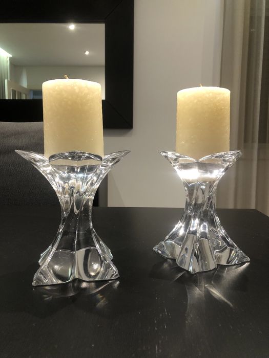 Centro de mesa em cristal com dois casticáis em cristal