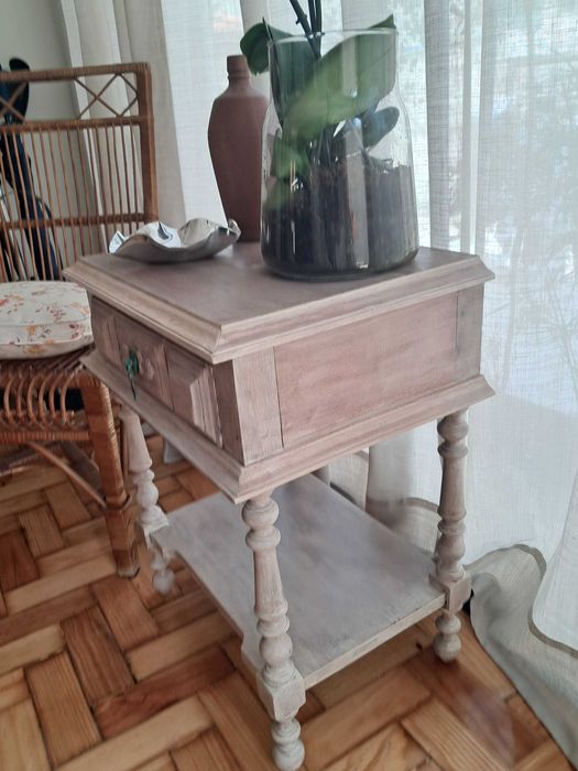 Mesinha rústica apoio/cabeceira recuperada