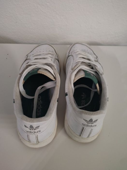 Tênis Adidas Continental