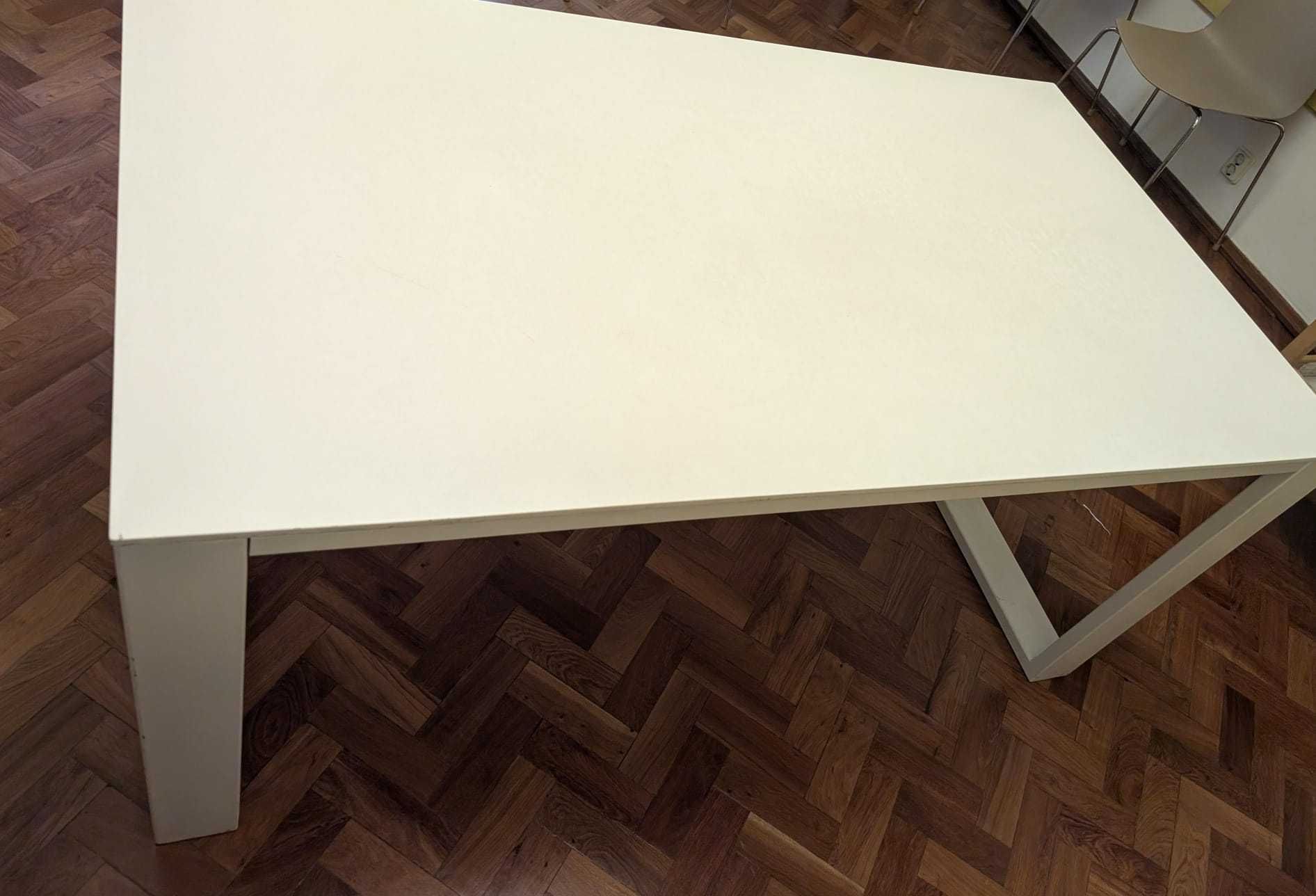 Mesa com estrutura de ferro 150x90 cms