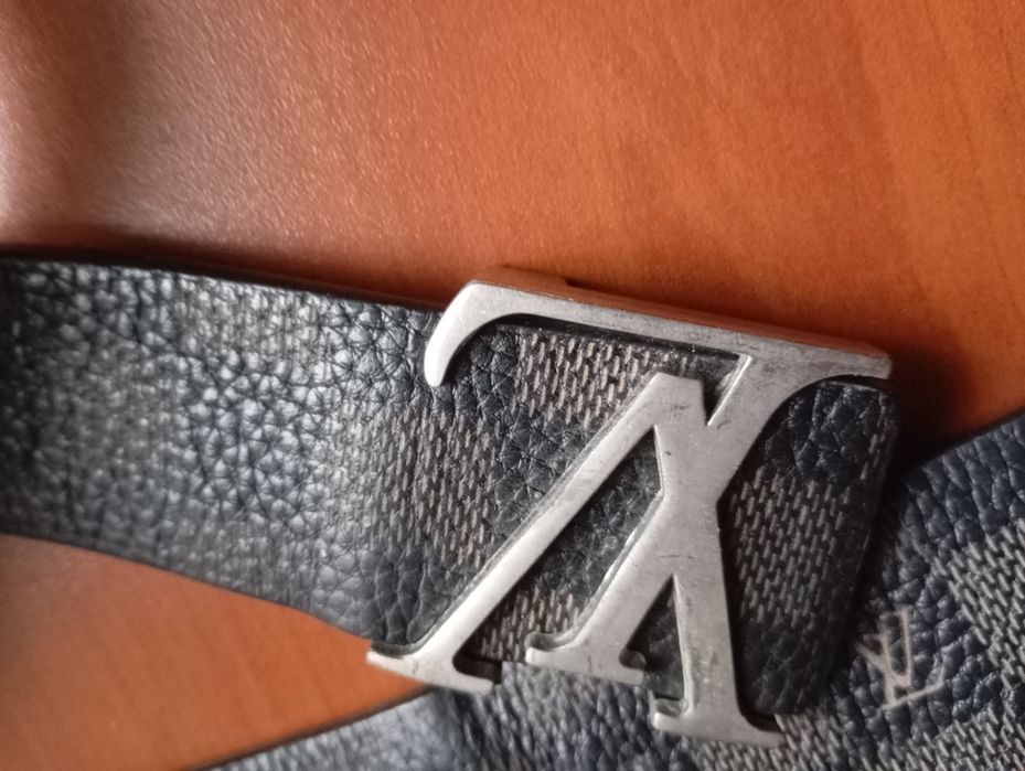 Мужской ремень Louis Vuitton
Пряжка в виде инициалов LV
Канва Damier и