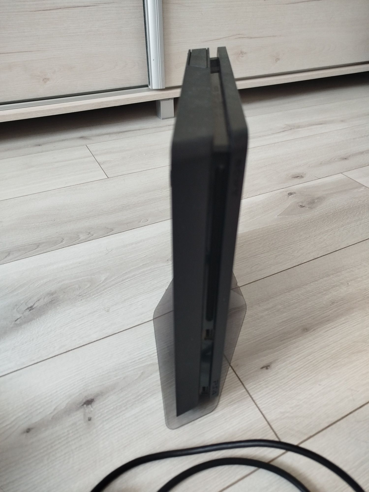 Ps 4 slim+ pad+ okablowanie+ stacja ładująca