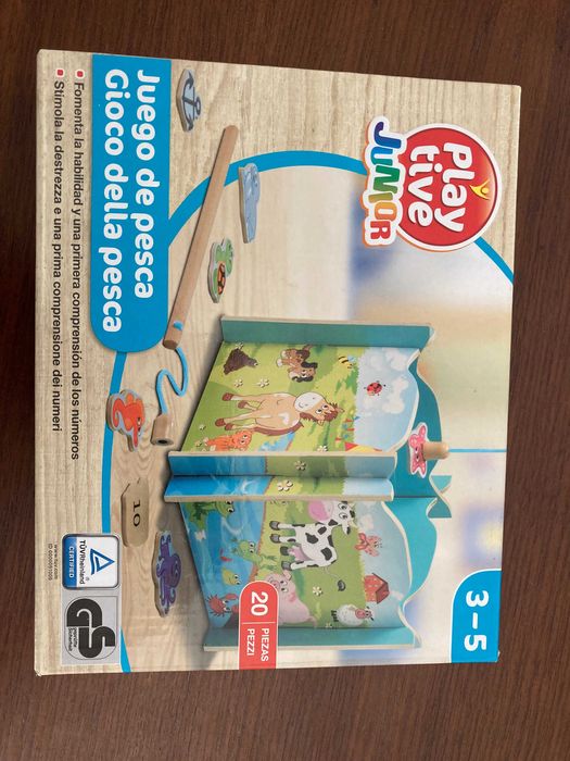 Jogos diversos em madeira para crianças