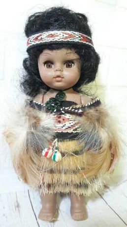 Кукла в национальном костюме маори