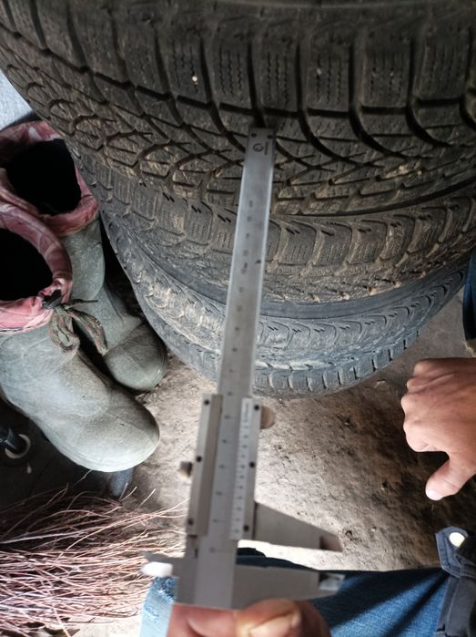 Продам зимову резину R13 з титановими дисками