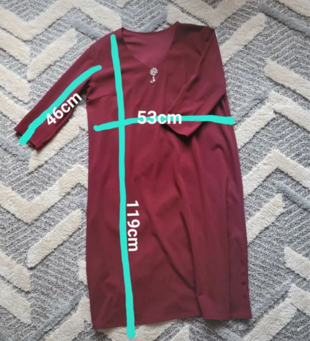 Bordowa sukienka ze srebrna zawieszka