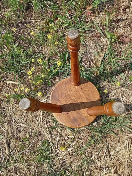 Banco de três pés em madeira