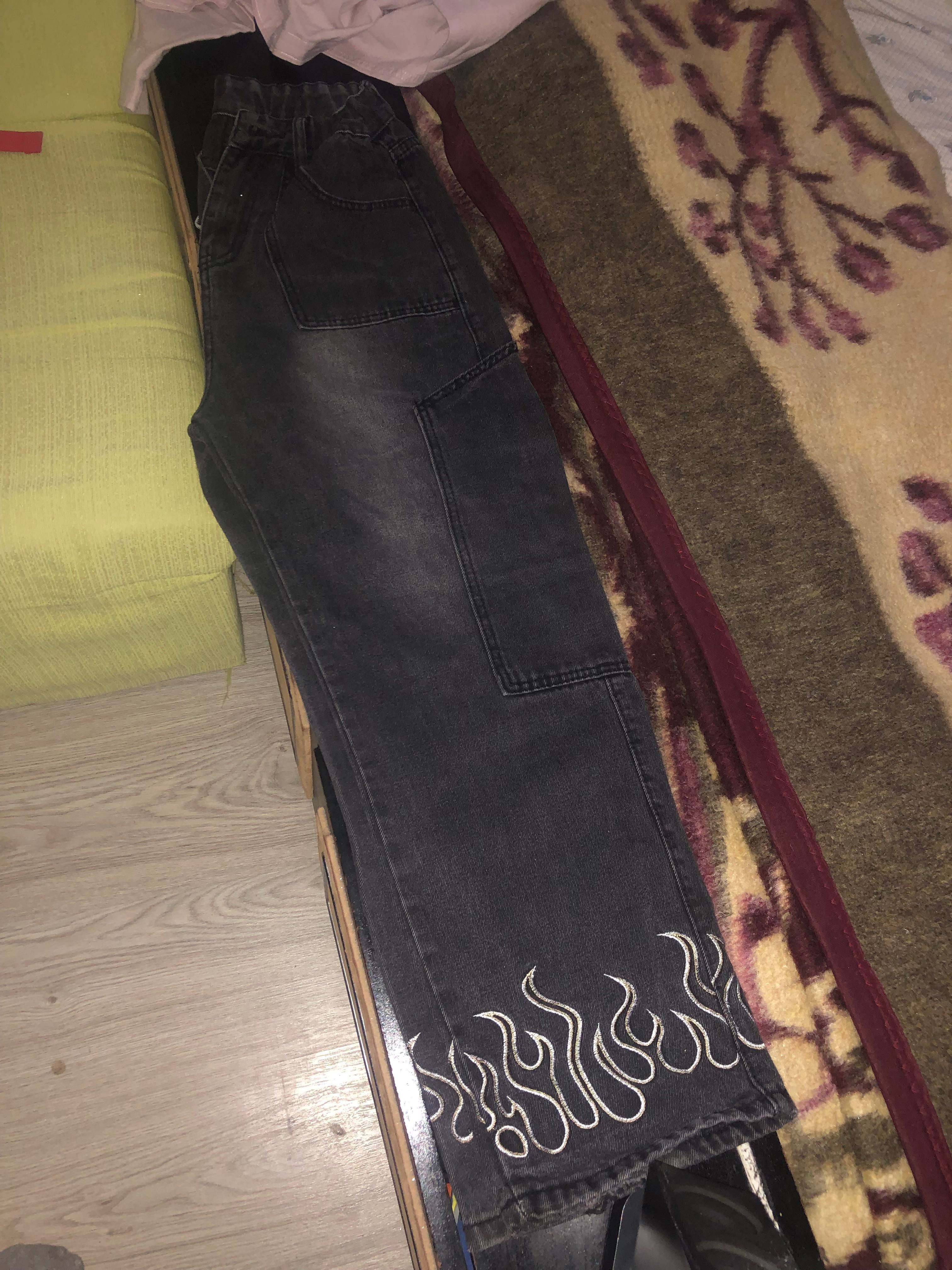 Calça jeans com chama bordada