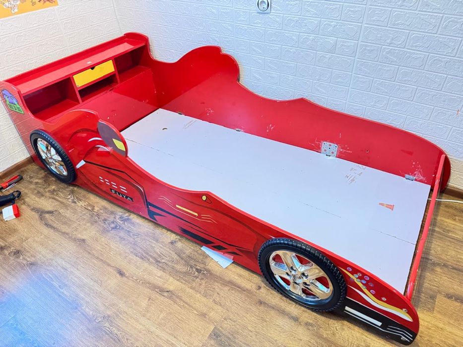 Дитяче ліжко машинка