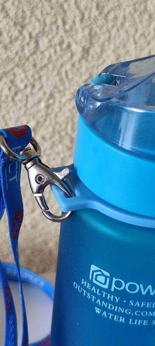 Piłkarski niebieski bidon Powcan z smyczą UEFA Respect