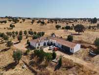 Herdade no Alentejo com área de terreno 150000m² e 1092m² de constr...