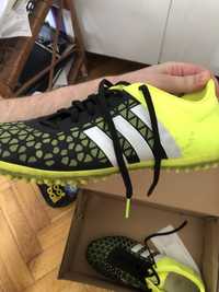 Buty Adidas na sztuczną trawę+ochraniacze na piszczele.