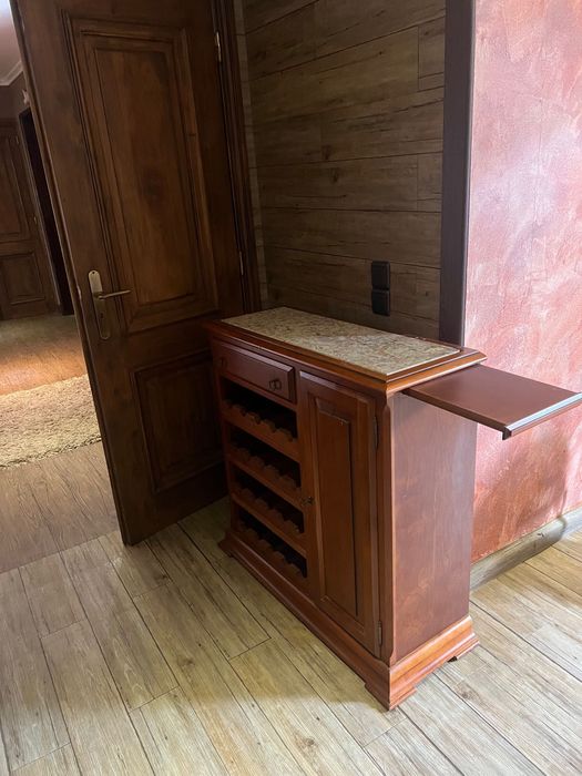 Armário de sala em cerejeira com garrafeira