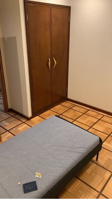 Arrenda-Se 1 Quarto de Frente para Rua.