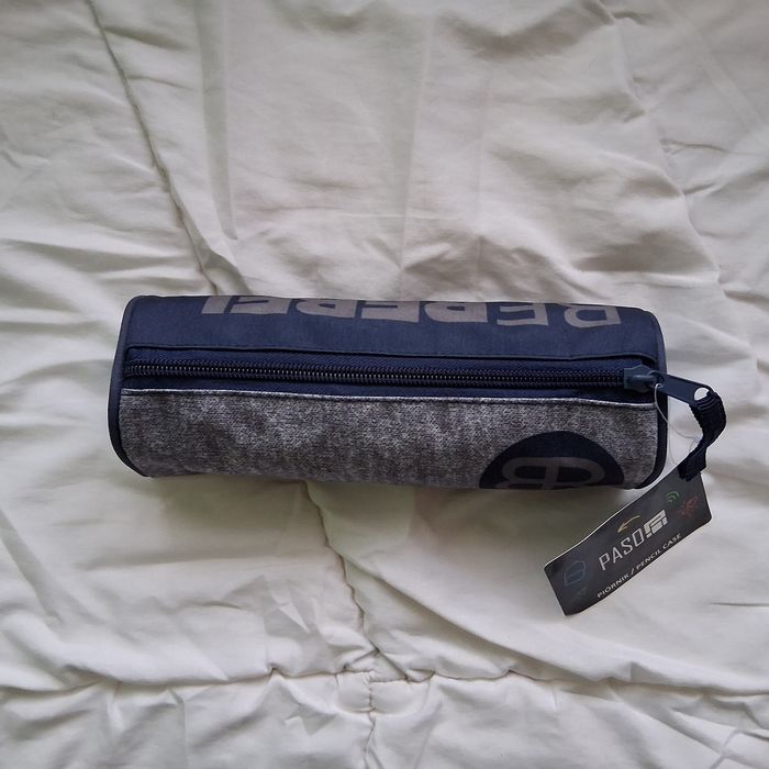 Nowy piórnik z metką