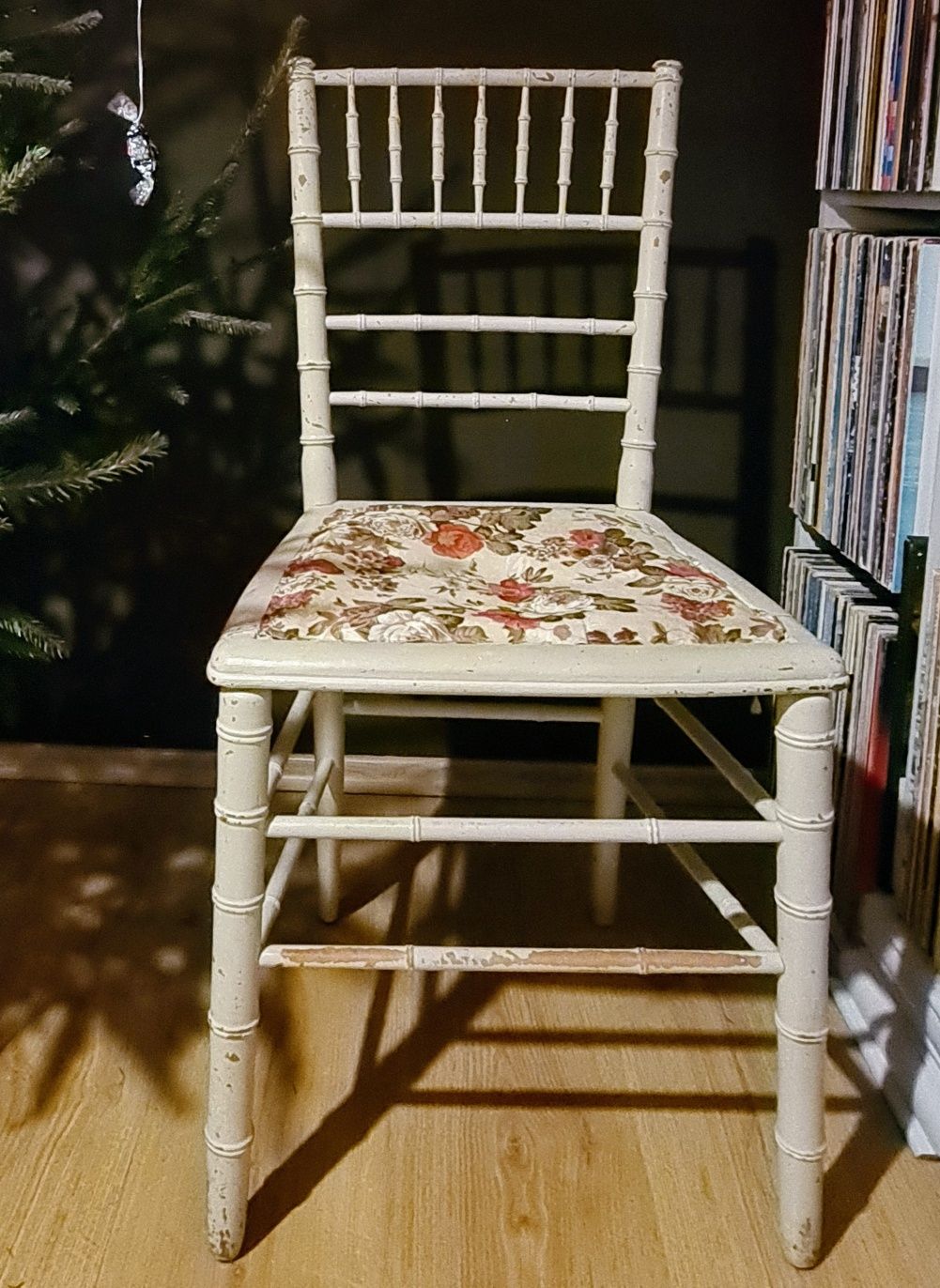 Oryginalne stare  krzesło, bambus, róże