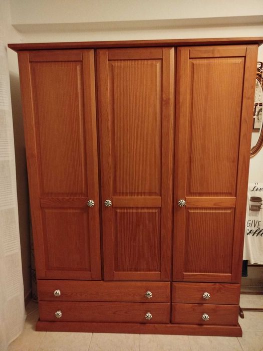 Roupeiro em pinho mel