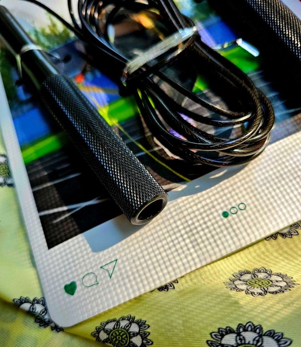 Продам профессиональную скакалку для занятий спортом ручки из металла