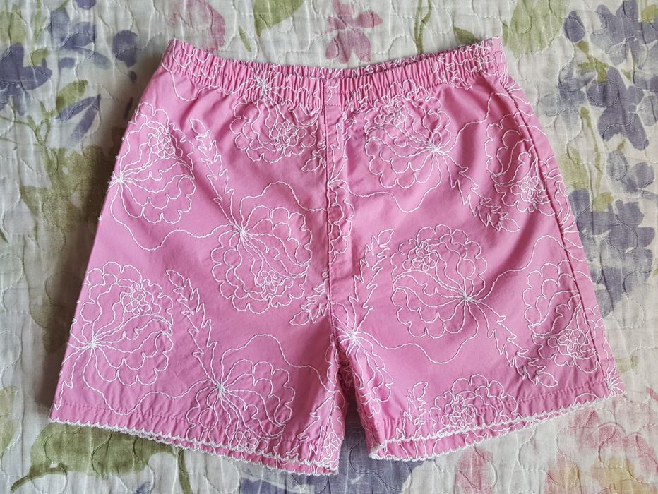 Krotkie haftowane spodenki Next r.80
