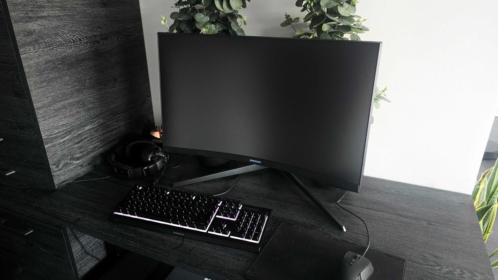 Samsung Odyssey G7 27” 240Hz, QLED, 1000R, G-Sync - monitor