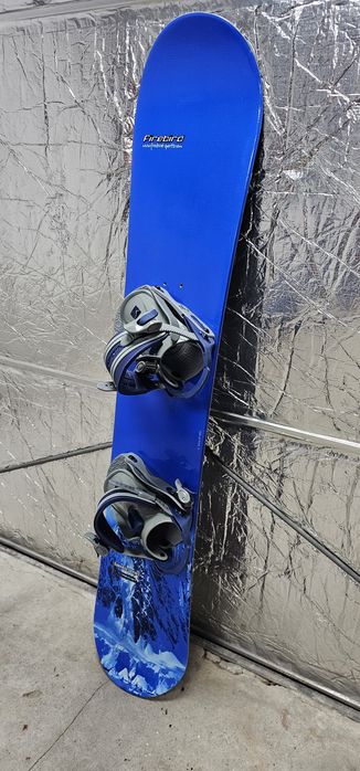 Deska snowboardowa ze sprawnymi wiązaniami