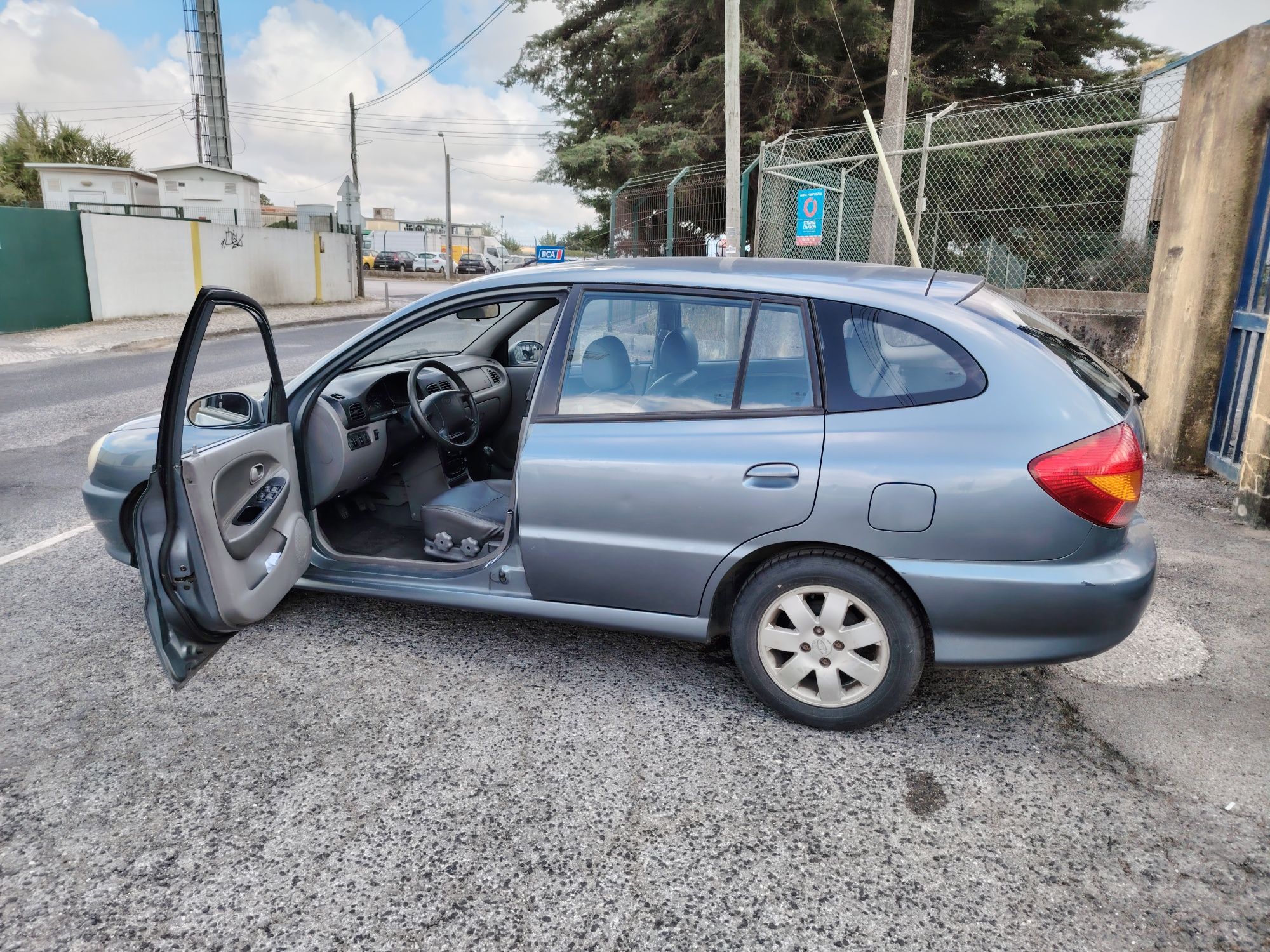 Kia Rio SW 1.3 só 135.000 km em excelente estado geral /Leia o anúncio