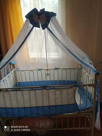 Дитяче ліжечко для немовлят.