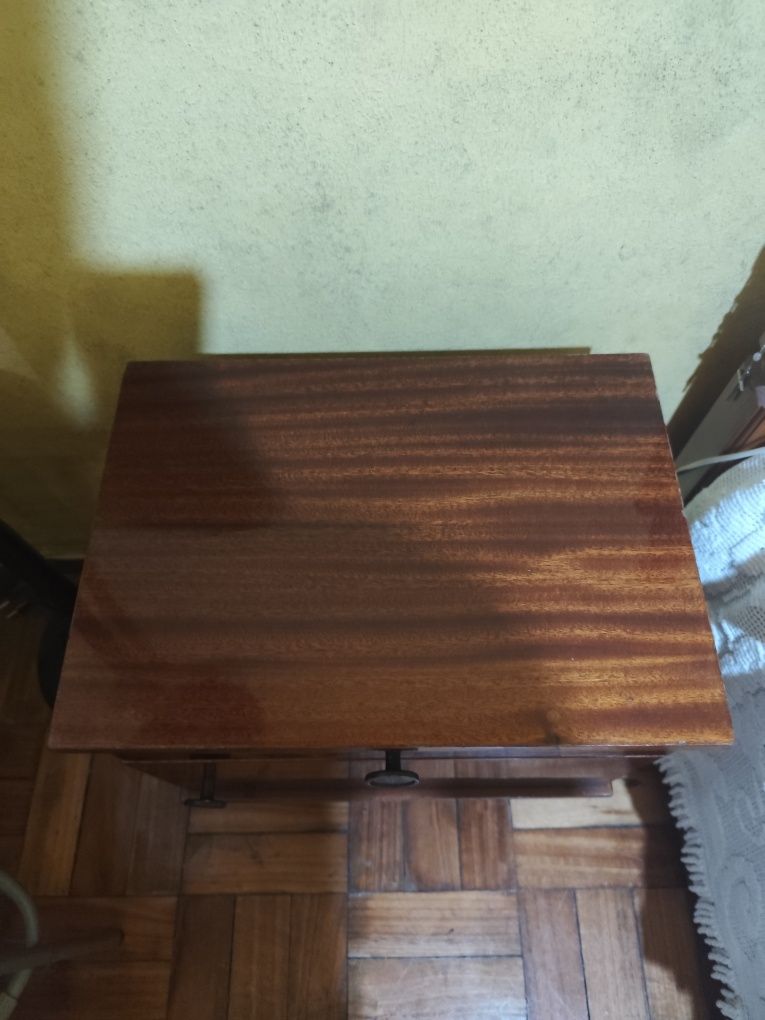 Mesa de cabeceira antiga