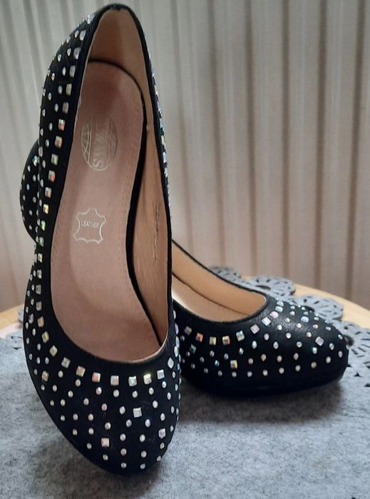 Czarne z cekinami 36