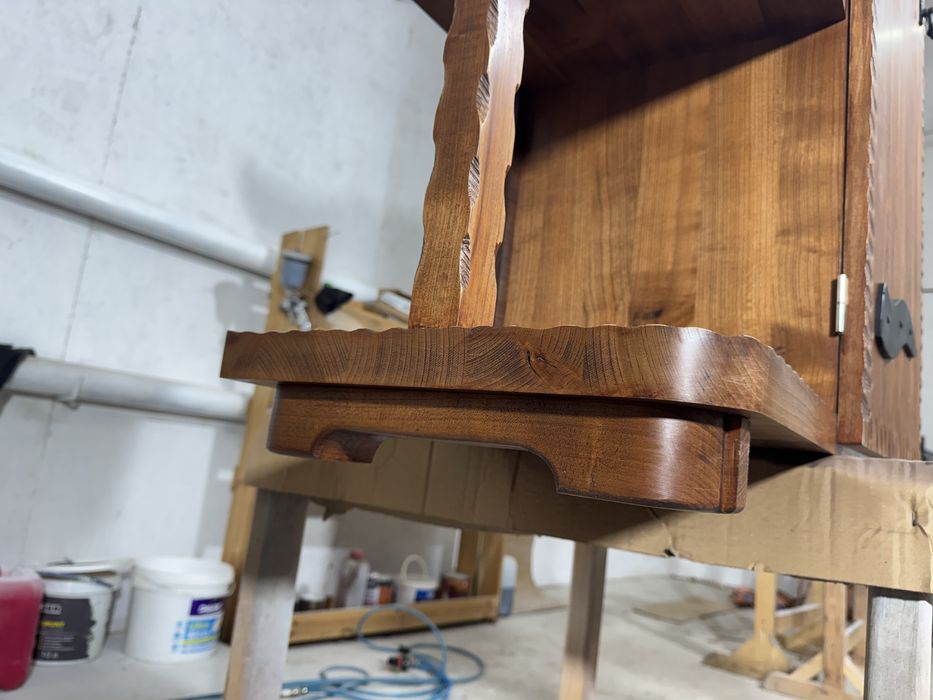 Комод із натурального дерева.